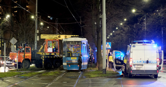 Młoda kobieta wpadła pod tramwaj, w ciężkim stanie została przewieziona do szpitala. Do groźnego wypadku doszło na ulicy Powstańców Śląskich we Wrocławiu.