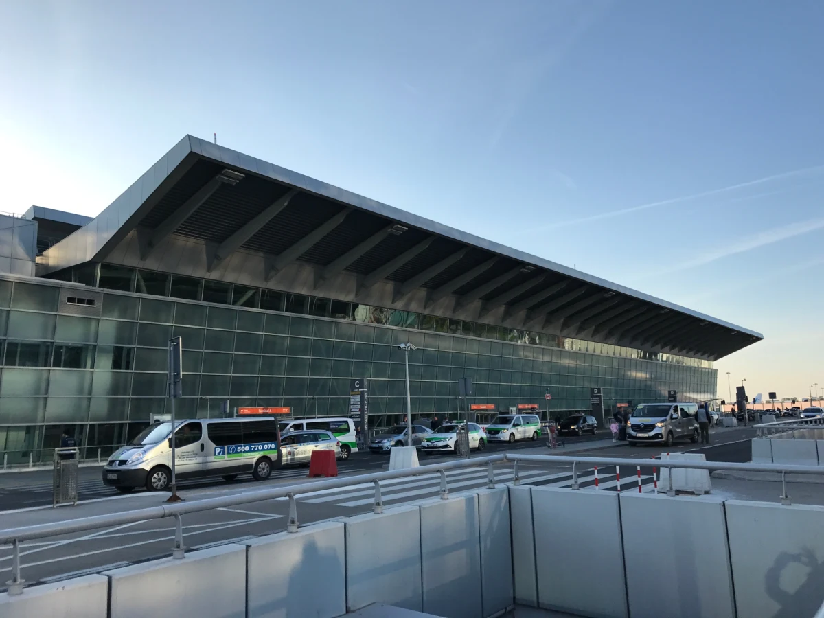 Służby lotniska Chopina w Warszawie otrzymały informację o podejrzeniu zakażenia koronawirusem u pasażera lecącego z Pekinu samolotem LOT do stolicy. Konieczna była interwencja lotniskowych medyków. 