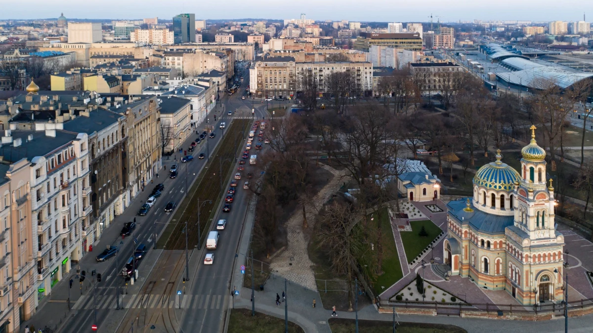 Pierwsza w Polsce i pierwsza w Europie w kategorii miast do 800 tys. mieszkańców. Według rankingu przygotowanego przez firmę Tom-Tom, Łódź w 2019 roku była najbardziej zakorkowanym miastem. Obliczono, że w godzinach szczytu kierowcy jadą przez miasto o 47 procent dłużej niż w godzinach nocnych. Urzędnicy twierdzą, że metodologia przyjęta w badaniu jest niekorzystna dla Łodzi. Jednak z opiniami mieszkańców, właściwie jednomyślnymi, trudno dyskutować.