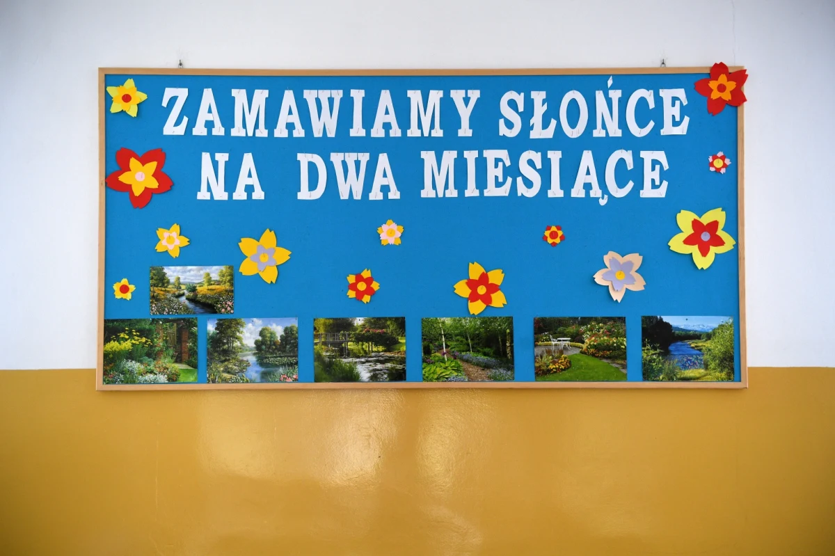 "Kuriozum goni kuriozum" - komentują dyrektorzy szkół. To efekt styczniowego wzrostu płacy minimalnej z 2250 zł do 2600 zł brutto. "Gdy podpisywałem listę płac za styczeń, oniemiałem" - opowiada w rozmowie z "Gazetą Wyborczą" dyrektor jednej z łódzkich podstawówek. "Portier zarabia teraz u nas 2,7 tys. zł netto. Pedagog szkolny 2614 zł netto. I jak mam zachęcić nauczycieli do pracy?" - pyta. Jak dodaje: w szkole jedna trzecia nauczycieli zarabia teraz mniej niż personel niepedagogiczny.