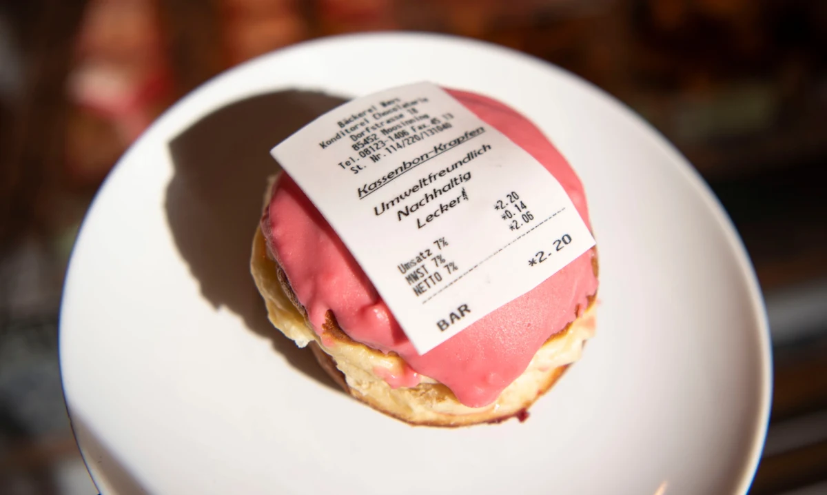 Od tego miesiąca każdy, nawet najdrobniejszy przedsiębiorca w Niemczech ma obowiązek wydać klientowi rachunek z nowej, elektronicznej kasy fiskalnej. Bez względu na to, na jaką kwotę opiewa. Niektórzy twierdzą, że to zaśmiecanie środowiska papierkami. Pewien piekarz z Bawarii dał wyraz swemu oburzeniu. Rachunek przykleił do każdego upieczonego przez siebie pączka. Można go zjeść – jest zrobiony z cukru.