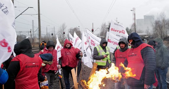W Łaziskach Górnych górnicy z Sierpnia 80 blokują tory prowadzące do elektrowni. Protestują w ten sposób przeciwko importowi zagranicznego węgla do Polski.