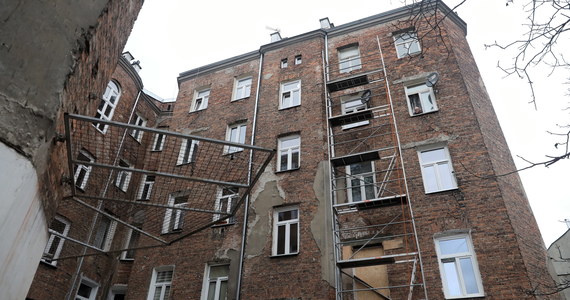Jest śledztwo w sprawie podwójnego zabójstwa na warszawskiej Pradze. W czwartek w jednym z mieszkań znaleziono ciała 25-letniej kobiety i jej 7-letniego syna. Według śledczych, sprawcą jest mąż kobiety, który popełnił samobójstwo. 