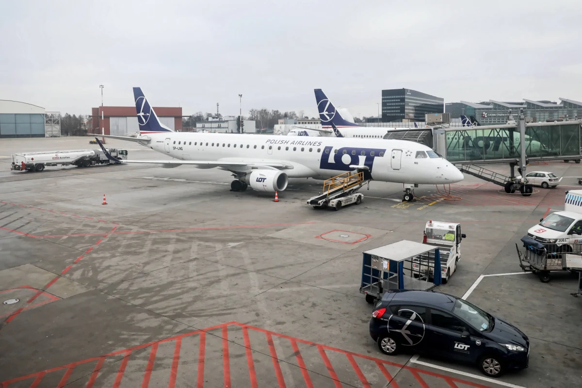 Polskie Linie Lotnicze LOT zdecydowały o zawieszeniu od dziś do 9 lutego połączenia rejsowe z Pekinem. Epidemia zabiła w Chinach co najmniej 213 osób, a zakażenia potwierdzono u prawie 10 tys., z czego ponad 1,5 tys. przypadków określono jako ciężkie. U ponad 15 tys. osób podejrzewa się zakażenie, a ponad 100 tys. osób poddano obserwacji. 