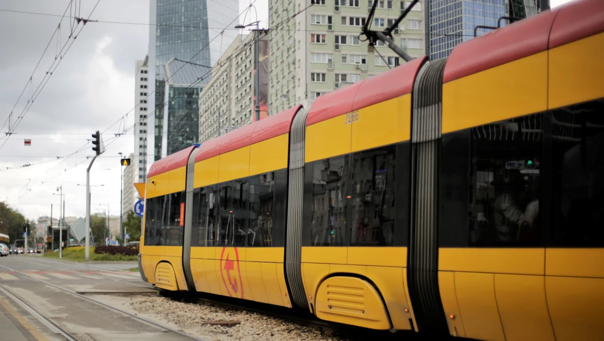 Nie żyje 87-letni mężczyzna, którego w piątek potrącił tramwaj linii 13 - poinformowała starsza posterunkowa Beata Czyszczoń z Wydziału Komunikacji Społecznej Komendy Stołecznej Policji.