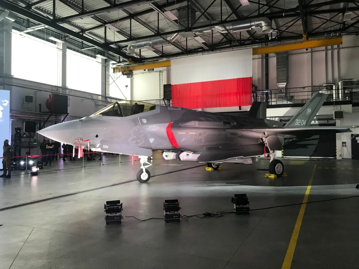 Umowę zakupu przez Polskę od USA 32 samolotów bojowych piątej generacji F-35 podpisał w Dęblinie szef MON Mariusz Błaszczak. W uroczystości wzięli też udział: zwierzchnik sił zbrojnych, prezydent Andrzej Duda, premier Mateusz Morawiecki i ambasador USA Georgette Mosbacher.