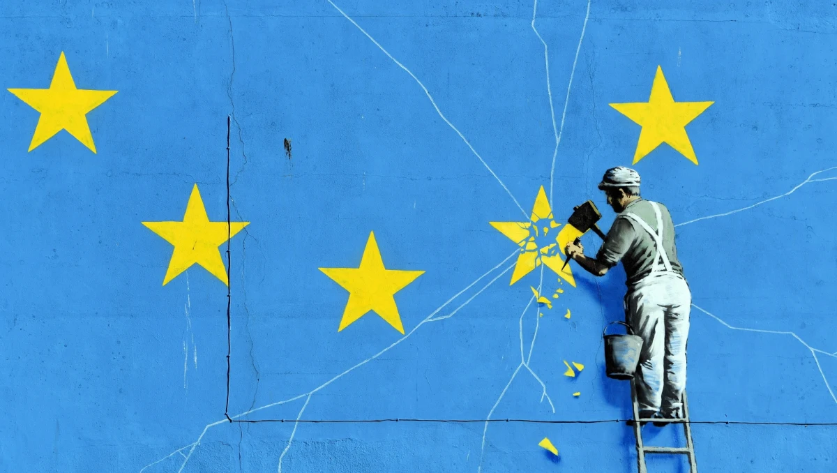 "Pod względem pragmatycznym Unia traci wiele. Traci dużego płatnika netto do unijnej kasy, traci stałego członka Rady Bezpieczeństwa ONZ. Traci również jedną z najsprawniejszych armii europejskich, dysponującą potencjałem nuklearnym" - tak o konsekwencjach brexitu mówi dr Roch Dunin-Wąsowicz, socjolog i badacz z London School of Economics oraz koordynator projektów europejskich. W rozmowie z londyńskim korespondentem RMF FM Bogdanem Frymorgenem podkreśla jednak również, że w obliczu brexitu górę wzięła europejska jedność. "Jest to powodowane również pragmatyką. Zarówno Komisja Europejska, jak i poszczególne stolice europejskie zdają sobie sprawę, że złamanie tej jedności w trakcie procesu negocjacyjnego (z Londynem) mogłoby być początkiem końca Unii Europejskiej" - zaznacza.