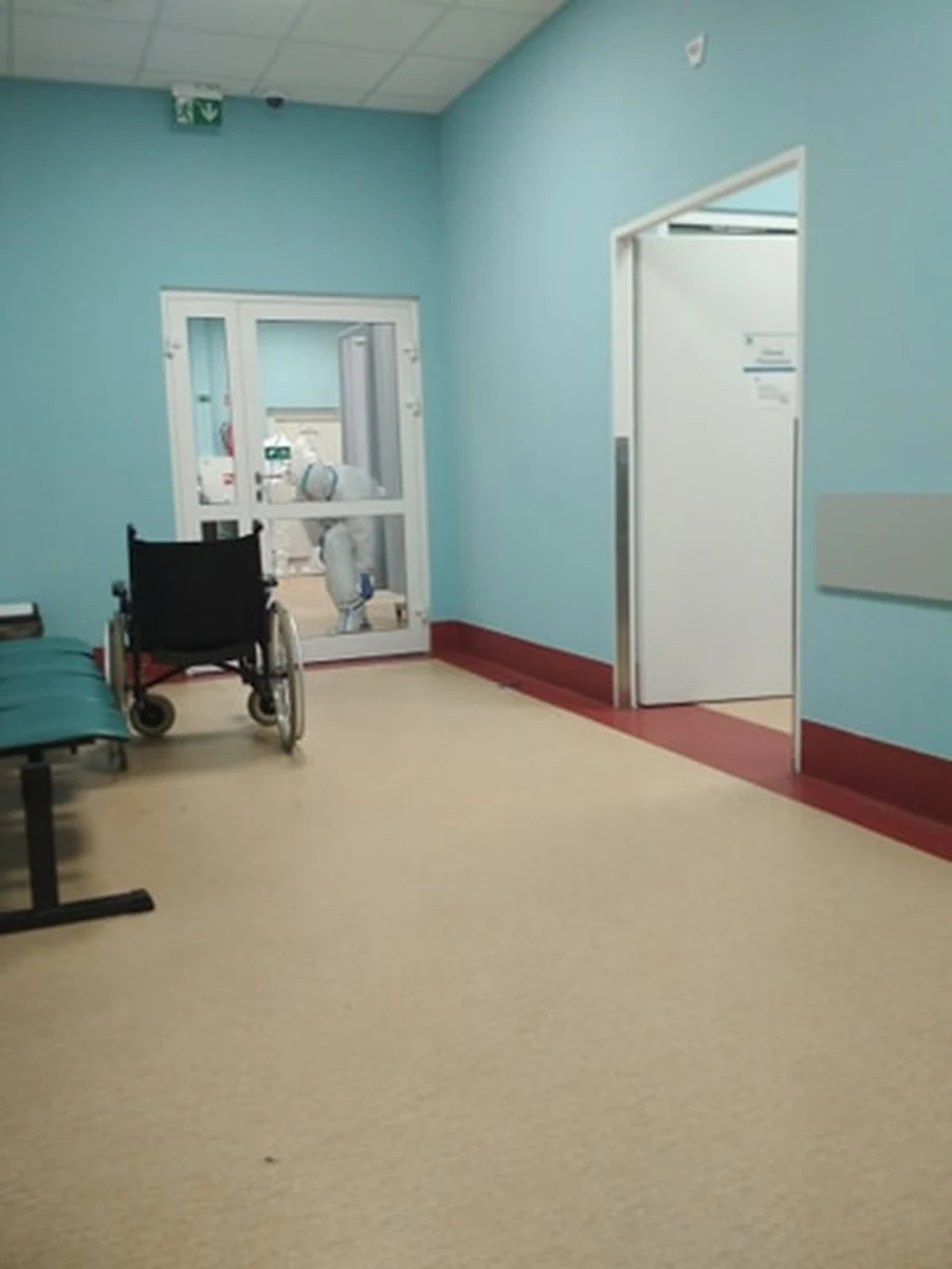 Pacjent, który z podejrzeniem zarażenia koronawirusem trafił dziś do szpitala w Olkuszu, został przetransportowany na oddział zakaźny do Krakowa. Jak poinformowała RMF FM rzeczniczka olkuskiego Nowego Szpitala - transport odbył się z zachowaniem wszystkich środków bezpieczeństwa.