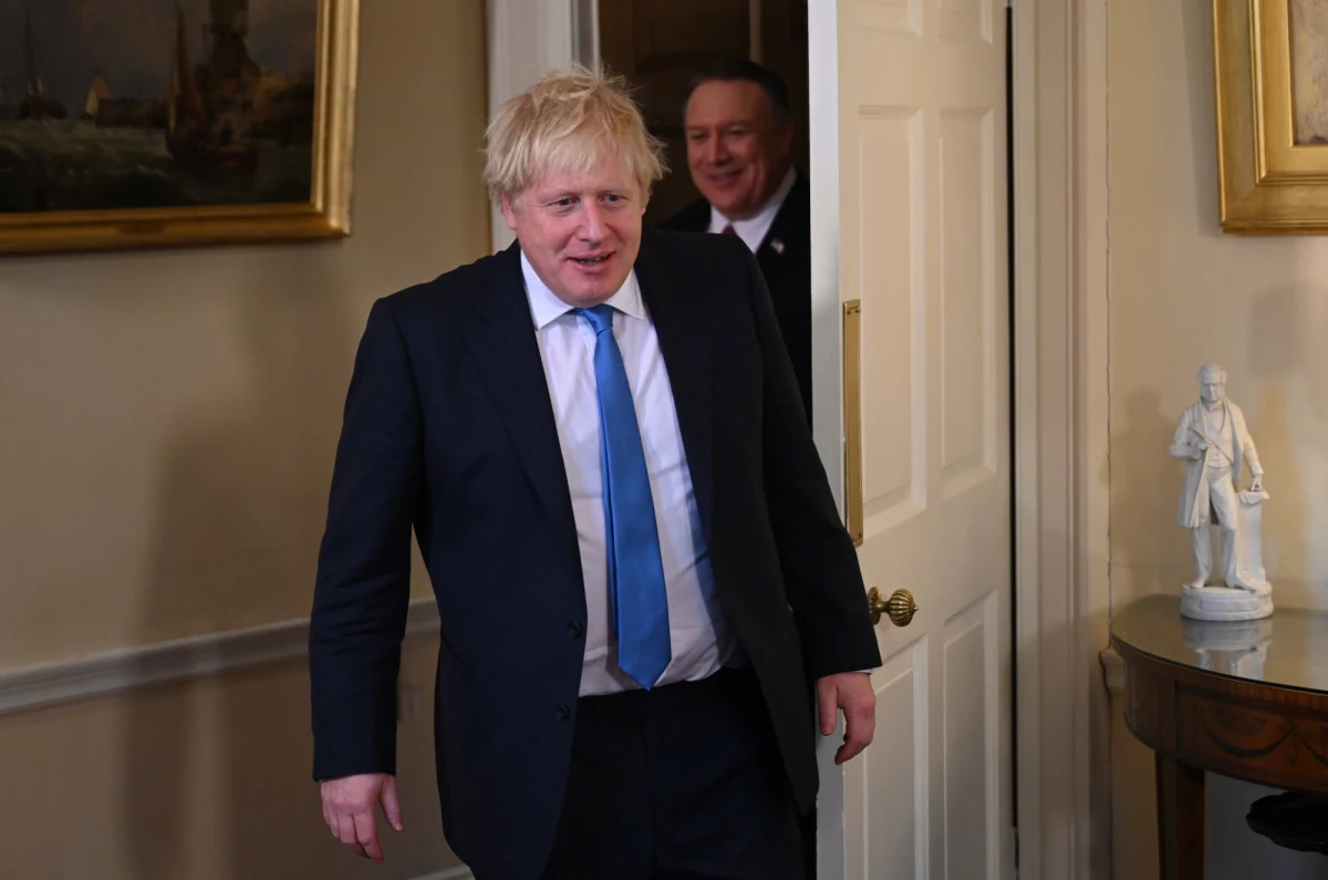 "To nie jest koniec, ale początek" - podkreślił w piątkowym orędziu brytyjski premier Boris Johnson. "To moment, gdy wstaje świt, kurtyna idzie w górę i rozpoczyna się nowy akt naszego wielkiego narodowego dramatu" - dodał. 