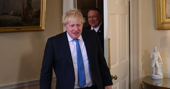 "To nie jest koniec, ale początek" - podkreślił w piątkowym orędziu brytyjski premier Boris Johnson. "To moment, gdy wstaje świt, kurtyna idzie w górę i rozpoczyna się nowy akt naszego wielkiego narodowego dramatu" - dodał. 
