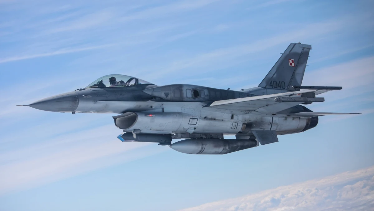 Dwa samoloty bojowe F-16 zostały skasowane, a wiele jest wykorzystywanych jako dawcy części do innych maszyn – donoszą źródła Onetu. Według informacji portalu zdolna do lotu jest niewielka liczba myśliwców. Ministerstwo Obrony Narodowej chwali się wysoką realizacją planów lotu, ale na pytania o skasowane F-16 i liczbę maszyn zdolnych do latania nie odpowiada.