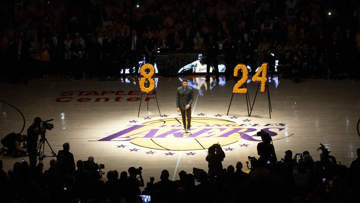 W piątek w lidze NBA koszykarze Los Angeles Lakers przegrali u siebie z Portland Trail Blazers 119:127. To było pierwsze spotkanie "Jeziorowców" we własnej hali od śmierci ich byłej gwiazdy Kobe'ego Bryanta. Poprzedziła je ceremonia upamiętniająca "Czarną Mambę".