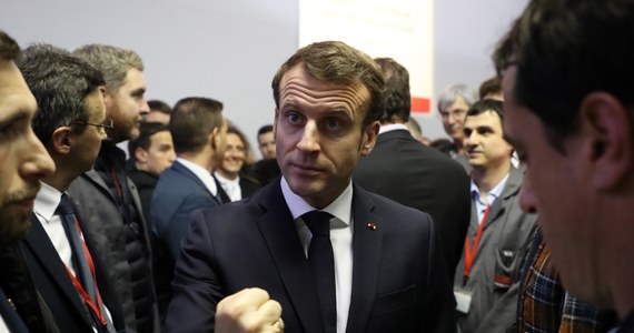 Prezydent Emmanuel Macron, który w poniedziałek rozpoczyna swą pierwszą wizytę w Polsce, "podejmie próbę ożywienia relacji z krajem mającym odmienne niż Francja podejście do wielu kwestii w relacjach dwustronnych i w sprawach europejskich" - pisze agencja AFP. O wizycie Macrona w Polsce mówił też prezydencki minister Andrzej Dera, Gość Krzysztofa Ziemca w RMF FM. Przyznał, że nasze relacje z Francją nie są najlepsze. „Rozmowy są po to, by je naprawiać” – podkreślał. 