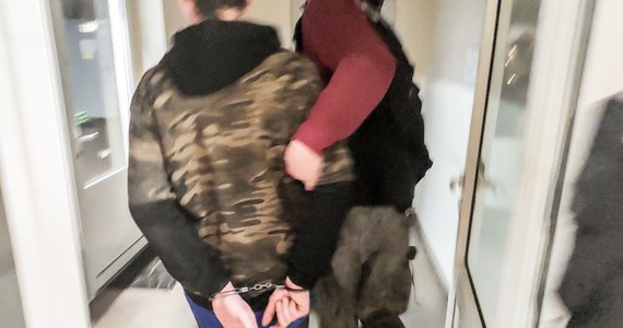 Policjanci z Gorzowa zatrzymali dwóch mężczyzn w wieku 24 i 25 lat podejrzanych o napad na 56-latkę. Agresorzy bili ją i kopali, a kiedy upadła wyrwali torebkę i uciekli.