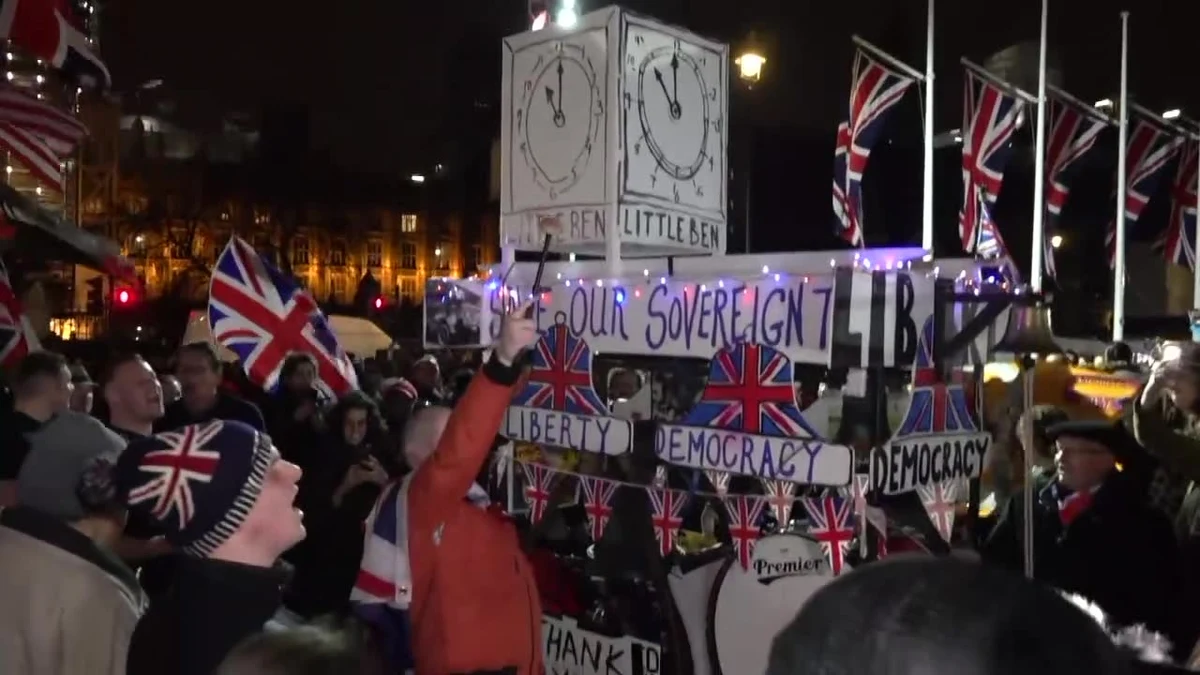 O północy brexit stał się faktem i po kilkuletnich rozmowach Wielka Brytania opuściła Unię Europejską. Z tej okazji budynki rządowe zostały rozświetlone w kolorach brytyjskiej flagi, a zwolennicy brexitu w Londynie wznosił radosne okrzyki. Odśpiewali też „Rule Britannia”, mniej formalny hymn Zjednoczonego Królestwa.