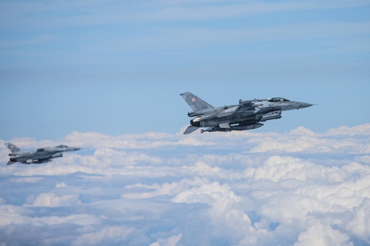 "Wojsko nie skasowało żadnego samolotu F-16. Zarzuty zawarte w tekście portalu Onet.pl to fake news. Siły Powietrzne posiadają 48 samolotów F-16 Block 52+" - podało na Twitterze MON. Wpis na oficjalnym profilu resortu obrony na Twitterze jest odpowiedzią na artykuł portalu Onet.pl.
