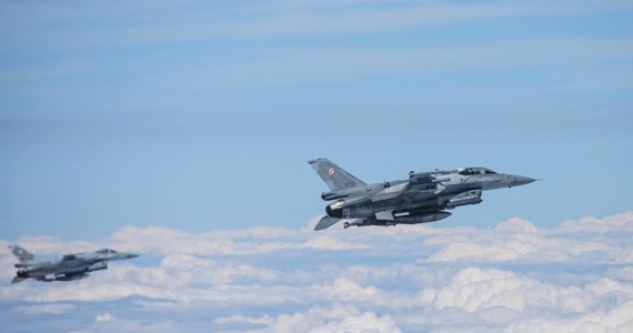 "Wojsko nie skasowało żadnego samolotu F-16. Zarzuty zawarte w tekście portalu Onet.pl to fake news. Siły Powietrzne posiadają 48 samolotów F-16 Block 52+" - podało na Twitterze MON. Wpis na oficjalnym profilu resortu obrony na Twitterze jest odpowiedzią na artykuł portalu Onet.pl.
