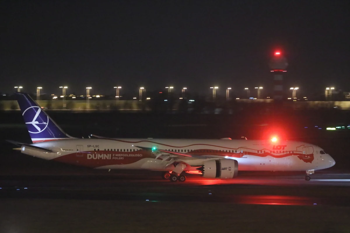 Boeing 787 Dreamliner PLL LOT lecący z lotniska Pekin-Daxing (PKX) wylądował na warszawskim Lotnisku Chopina. Na pokładzie samolotu byli pracownicy LOT, którzy przebywali w Chinach oraz pasażerowie z Polski i Unii Europejskiej, którzy zdecydowali się wrócić do kraju. Polacy przebywający na terenie Wuhanu wrócą do kraju specjalnie podstawionym unijnym samolotem.
