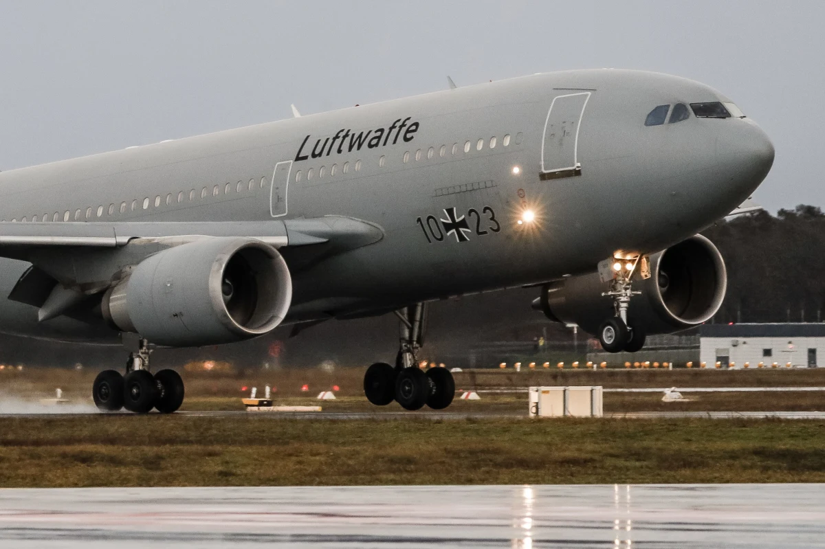 Ponad 120 osób, w większości Niemców i członków ich rodzin, wylądowało we Frankfurcie po ewakuacji z chińskiego Wuhanu. Zostaną poddani dwutygodniowej kwarantannie. Minister zdrowia Jens Spahn ostrzegł przed histerią i traktowaniem przybyłych z wrogością.