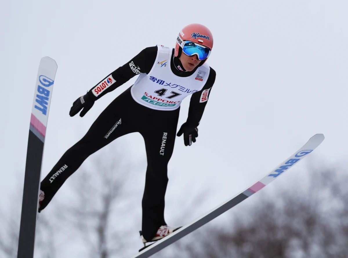 Dawid Kubacki zajął szóste miejsce w zawodach Pucharu Świata w skokach narciarskich w japońskim Sapporo. Polaka po raz pierwszy od 11 konkursów zabrakło w czołowej trójce. Wygrał Austriak Stefan Kraft, który umocnił się na prowadzeniu w klasyfikacji generalnej cyklu.