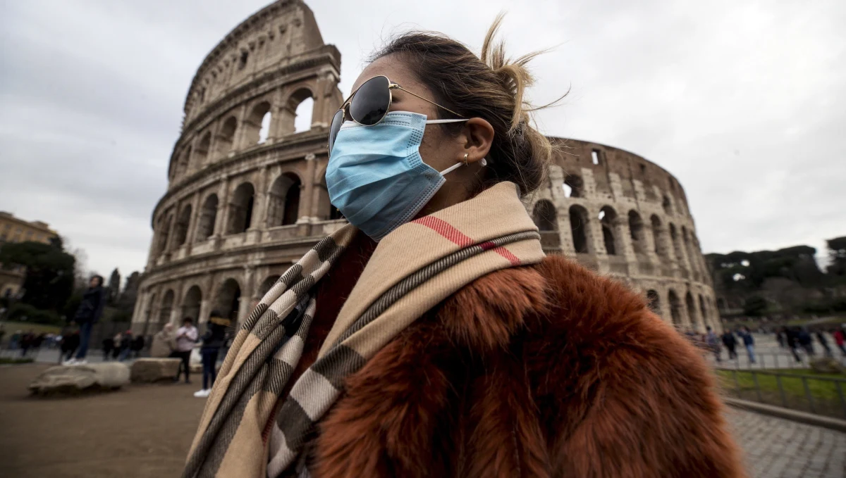 Na rzymskich ulicach pojawili się sprzedawcy maseczek ochronnych, którzy wykorzystują klimat obaw przed koronawirusem i to, że wykupiono je w aptekach. Włoskie media informując o tym czarnym rynku cytują ekspertów wskazujących, że te maseczki są nieprzydatne.