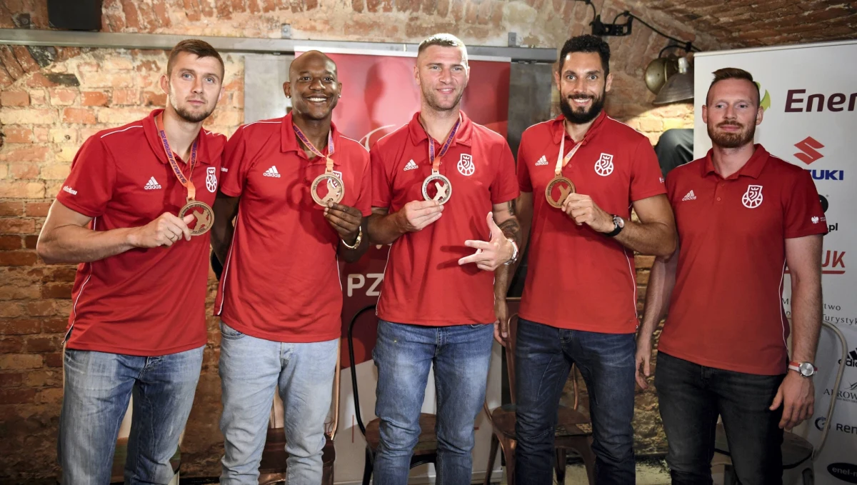 W poprzednim roku reprezentacja koszykarzy 3x3 przywiozła z Amsterdamu brązowy medal mistrzostw świata. Drużyna trenowana przez Piotra Renkiela marzy o kolejnych sukcesach. Plan na najbliższe tygodnie to przygotowania do marcowych kwalifikacji olimpijskich. Koszykówka 3x3 będzie miała olimpijski debiut podczas igrzysk w Tokio.