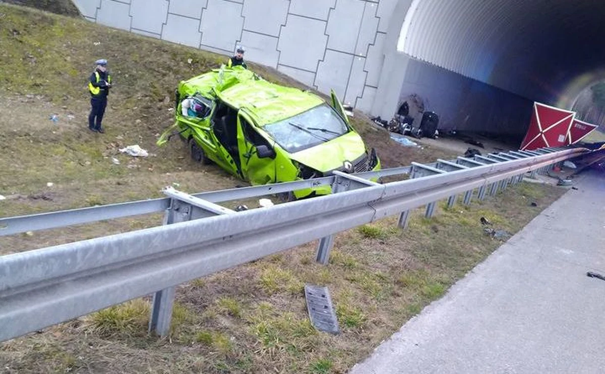 Na autostradzie A2 w powiecie międzyrzeckim w Lubuskiem na pasie w kierunku Poznania doszło do wypadku busa. Zginęła jedna osoba, a kilka zostało rannych.