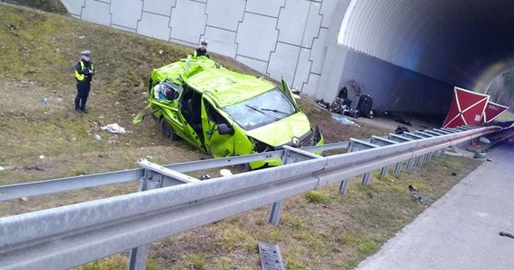 Na autostradzie A2 w powiecie międzyrzeckim w Lubuskiem na pasie w kierunku Poznania doszło do wypadku busa. Zginęła jedna osoba, a kilka zostało rannych.