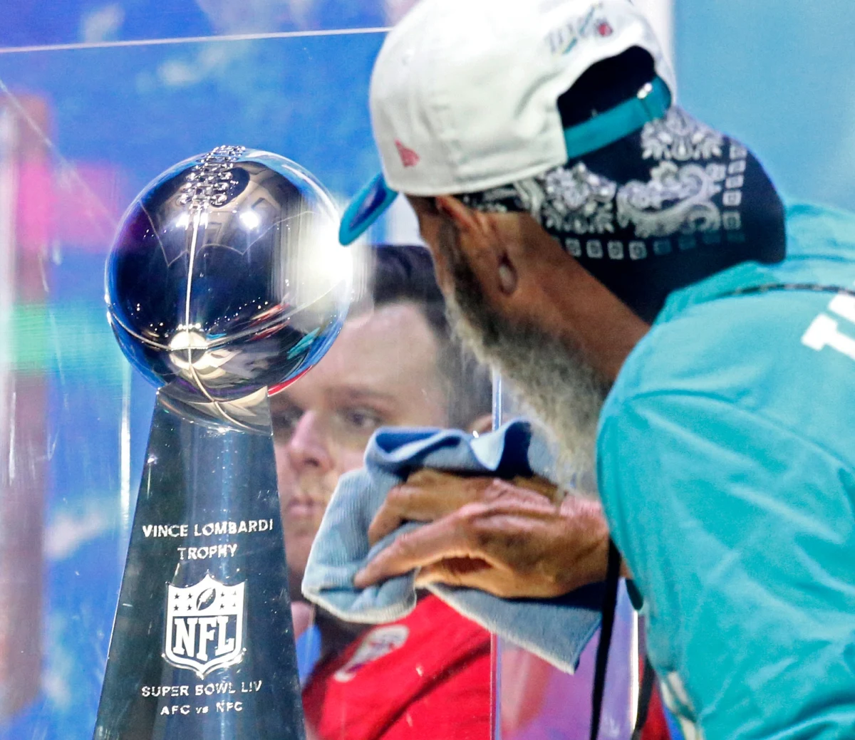 To wydarzenie, które przyciąga fanów z całego świata, a w USA urosło do rangi największej sportowej imprezy sezonu. W nocy w Miami po raz 54. zostanie rozegrany mecz o Super Bowl czyli finał zawodowej ligi futbolu amerykańskiego NFL. O trofeum zagrają drużyny Kansas City Chiefs i San Francisco 49’ers.