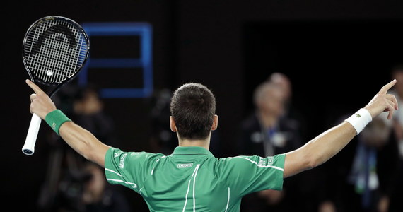 Broniący tytułu Serb Novak Djokovic wygrał po raz ósmy wielkoszlemowy turniej Australian Open, poprawiając własny rekord w męskim singlu. Rozstawiony z "dwójką" tenisista w finale imprezy w Melbourne pokonał Austriaka Dominica Thiema (5.) 6:4, 4:6, 2:6, 6:3, 6:4.