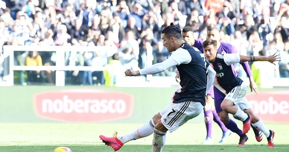 Portugalski piłkarz Juventusu Turyn Cristiano Ronaldo dwukrotnie pokonał z rzutu karnego bramkarza Fiorentiny Bartłomieja Drągowskiego, a "Stara Dama" wygrała u siebie 3:0 w 22. kolejce włoskiej ekstraklasy. W bramce gospodarzy wystąpił Wojciech Szczęsny.