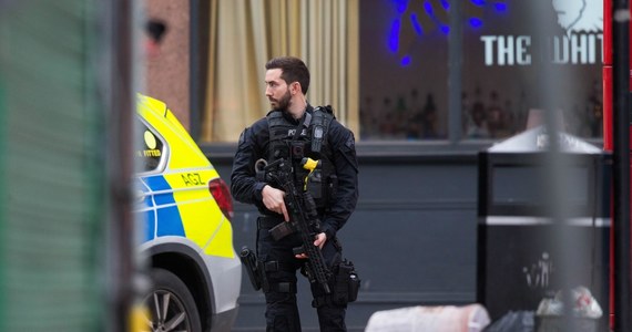 Policja zastrzeliła w niedzielę w południowym Londynie mężczyznę, który ranił nożem trzy przypadkowe osoby. Policja określiła zdarzenie jako "incydent o charakterze terrorystycznym, mający związek z islamizmem". Przy napastniku znaleziono atrapę materiałów wybuchowych.