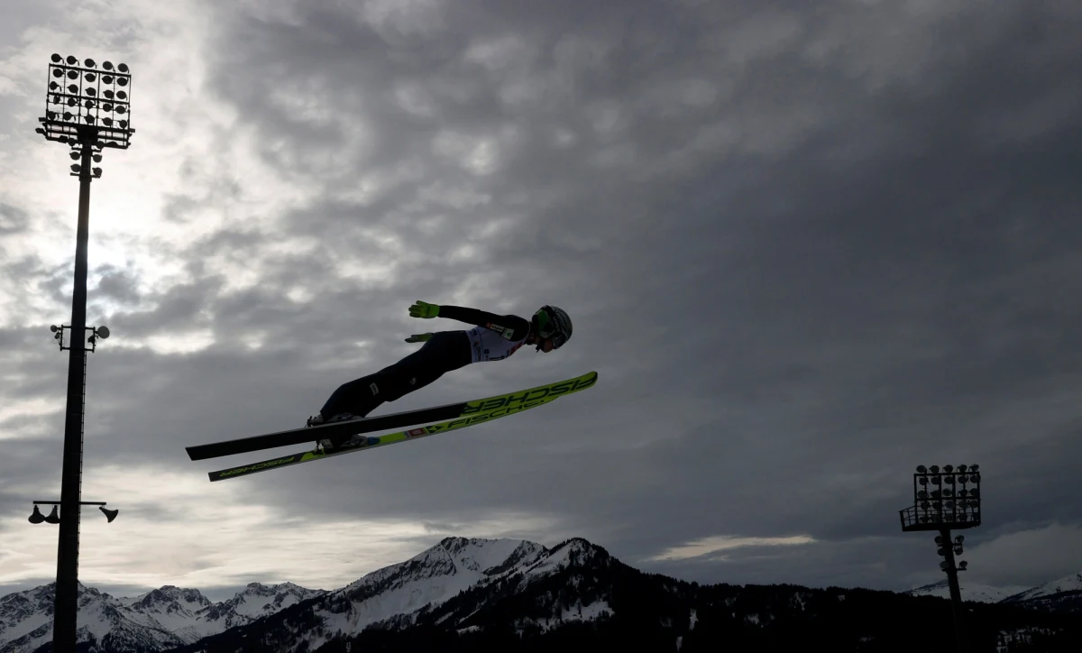 Kinga Rajda zajęła szóste miejsce w zawodach Pucharu Świata w skokach narciarskich w Oberstdorfie. To najlepszy polski wynik w historii kobiecej rywalizacji w imprezie tej rangi. Wygrała Austriaczka Chiara Hoelzl, przed Norweżką Maren Lundby i Austriaczką Maritą Kramer.
