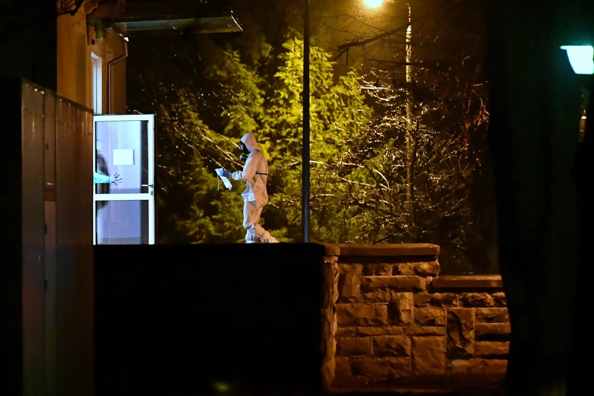 W grupie Polaków z Wuhan nie ma osoby z jakąkolwiek infekcją - poinformował komendant 4. Wojskowego Szpitala Klinicznego we Wrocławiu pułkownik dr Wojciech Tański. W ciągu 48 godzin będą znane wyniki badań.W niedzielę wieczorem na lotnisku we Wrocławiu wylądowały dwa wojskowe samoloty z 30 Polakami, którzy wrócili z chińskiego Wuhan, gdzie panuje epidemia koronawirusa. Pasażerowie zostali przewiezieni do szpitala na badania i obserwację.