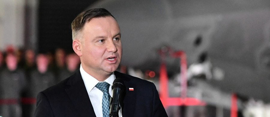 "Nie. To kompletna bzdura. Nasza obecność w Unii Europejskiej nie jest zagrożona" - tak prezydent Andrzej Duda odpowiedział w wywiadzie dla tygodnika "Wprost" na pytanie, czy opozycja ma rację twierdząc, że w Europie jesteśmy izolowani i ostrzegając przed polexitem. "Gdyby ktoś wpadł na pomysł, żeby rozpisać referendum w tej sprawie, przegrałby z kretesem. Według sondaży 80 procent Polaków jest za członkostwem w Unii" - podkreślił.