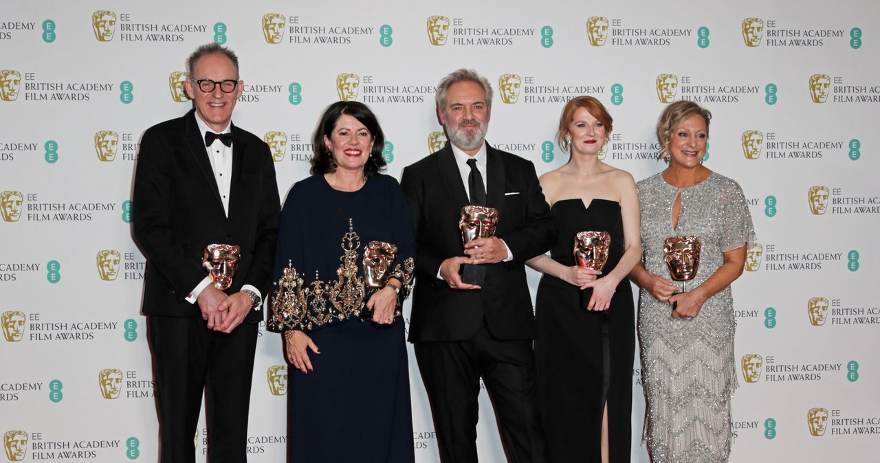 Dramat wojenny "1917" okazał się największym zwycięzcą niedzielnej ceremonii wręczenia brytyjskich nagród filmowych BAFTA. Nominowany w dziewięciu kategoriach obraz Sama Mendesa zdobył siedem nagród, w tym za najlepszy film, film brytyjski i reżyserię. Po gali więcej niż o nagrodzonych mówi się jednak o... sukni księżnej Kate.