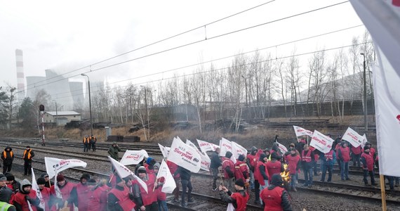 W poniedziałek w kopalniach Polskiej Grupy Górniczej od rana trwają masówki. O czym mówią związkowcy? Domagają się wzrostu płac i wielkości nagrody rocznej. Zwracają uwagę również na wysokie zwały niesprzedanego węgla i sprzeciwiają się likwidacji kopalń. Tydzień temu powołano sztab protestacyjny, a w piątek ogłoszono pogotowie strajkowe. Jak reaguje PGG? Oczekiwania płacowe nie mogą generować spółce strat – oświadcza. W środę związkowcy mają zdecydować o dalszych działaniach w sporze z zarządem firmy. W piątek prawdopodobnie nastąpi podpisanie protokołu rozbieżności, co może otworzyć drogę do protestów