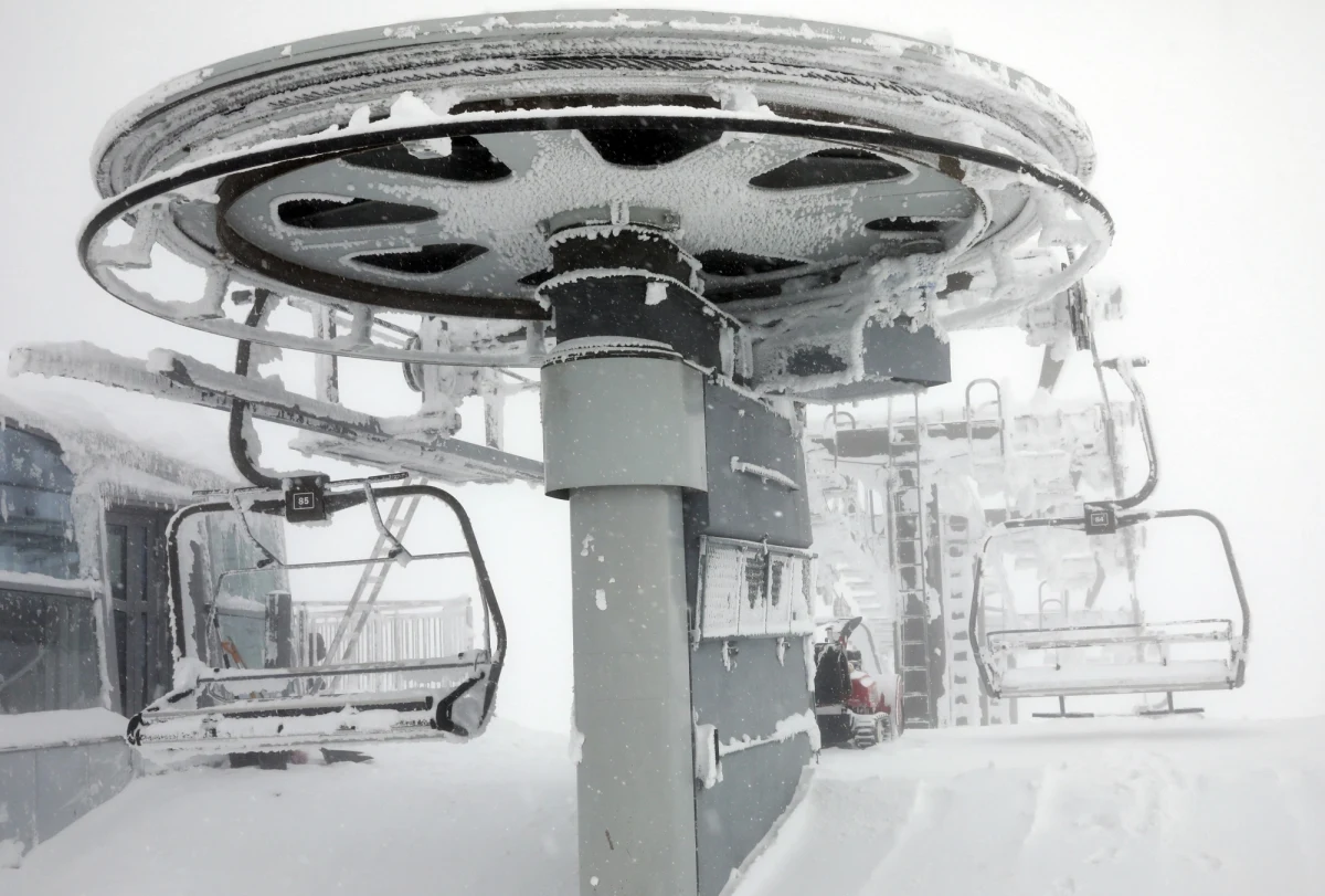 Po kilkudniowym ociepleniu i opadach deszczu, w najbliższych dniach w Tatrach spodziewane są duże opady śniegu. Zagrożenie lawinowe wzrosło do drugiego stopnia.