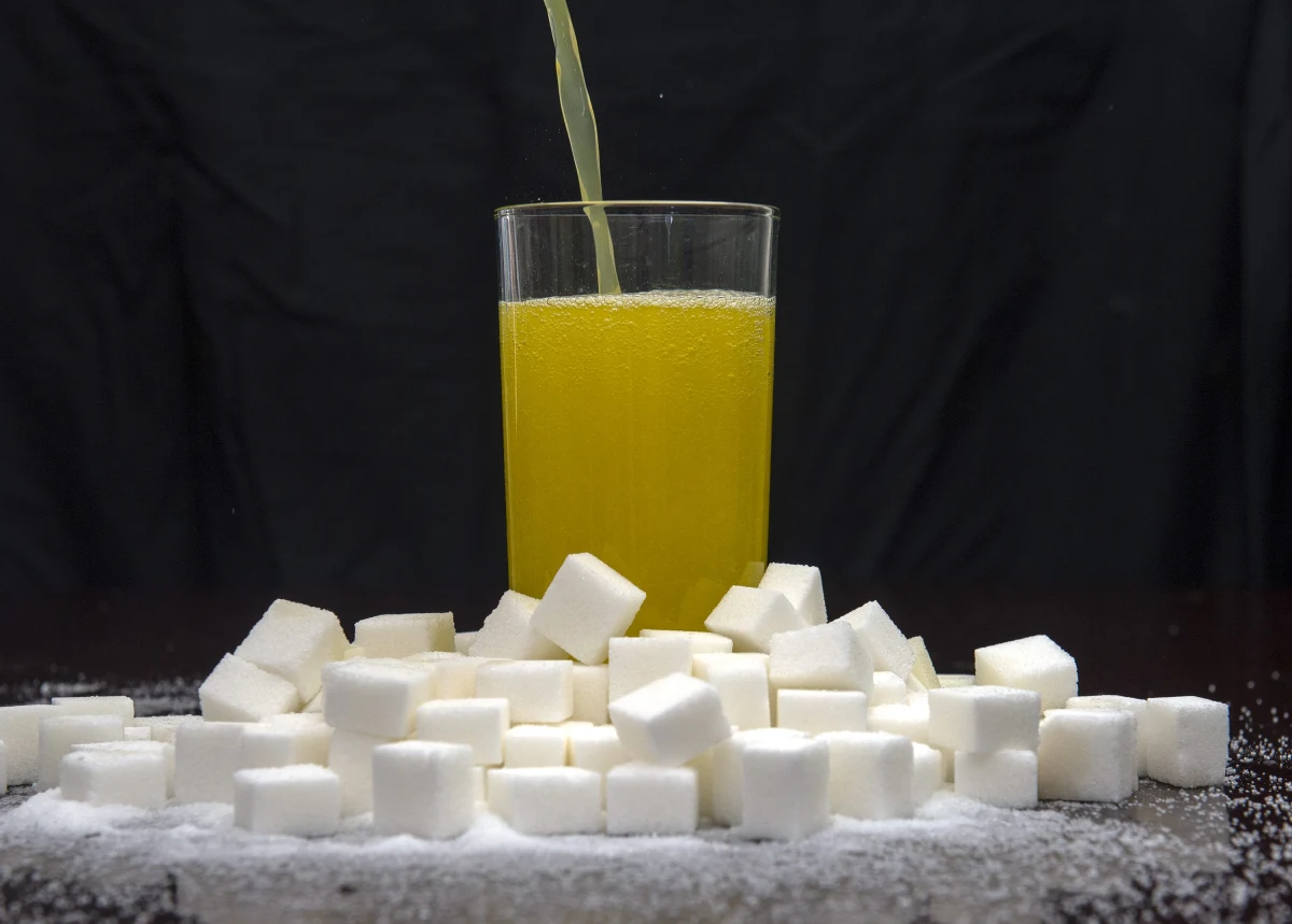 "To ustawa antyzdrowotna i antygospodarcza" - tak rolnicy, producenci cukru i napojów słodzonych komentują planowane przez rząd wprowadzenie podatku cukrowego od dosładzanych sztucznie napojów.

