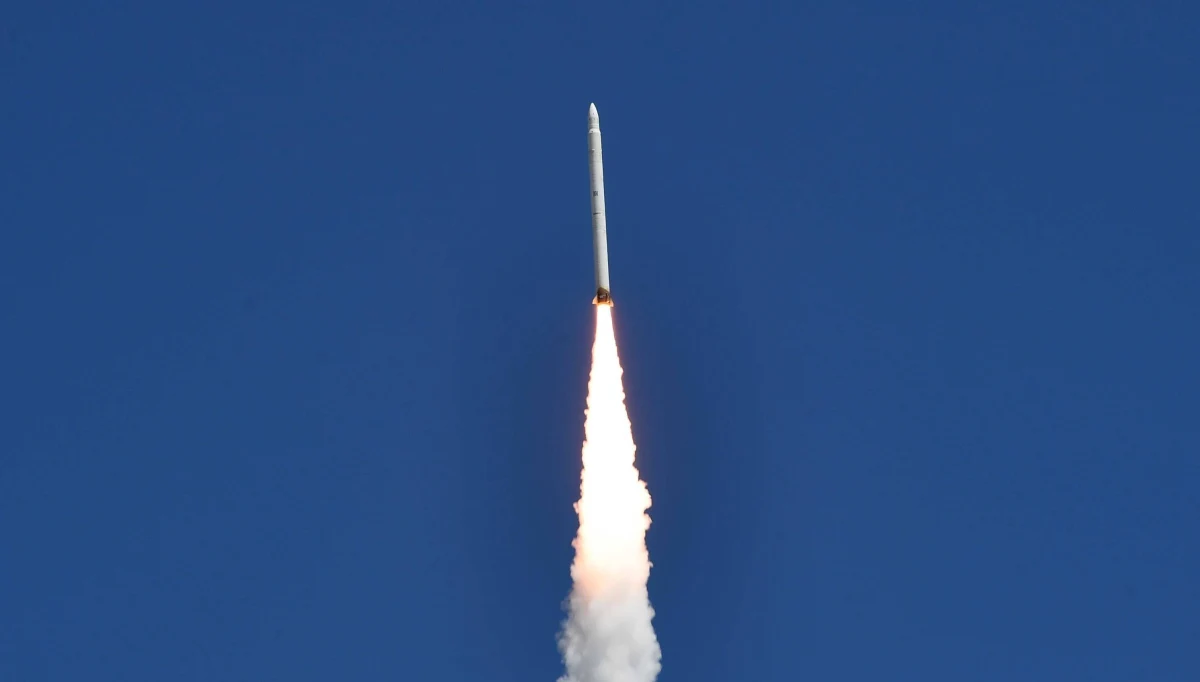 Irańskie władze zapowiedziały, że do końca tygodnia wystrzelą na orbitę okołoziemską satelitę Safir (pers. ambasador). Amerykanie łączą tę próbę z rozwojem przez Iran programów militarnych.