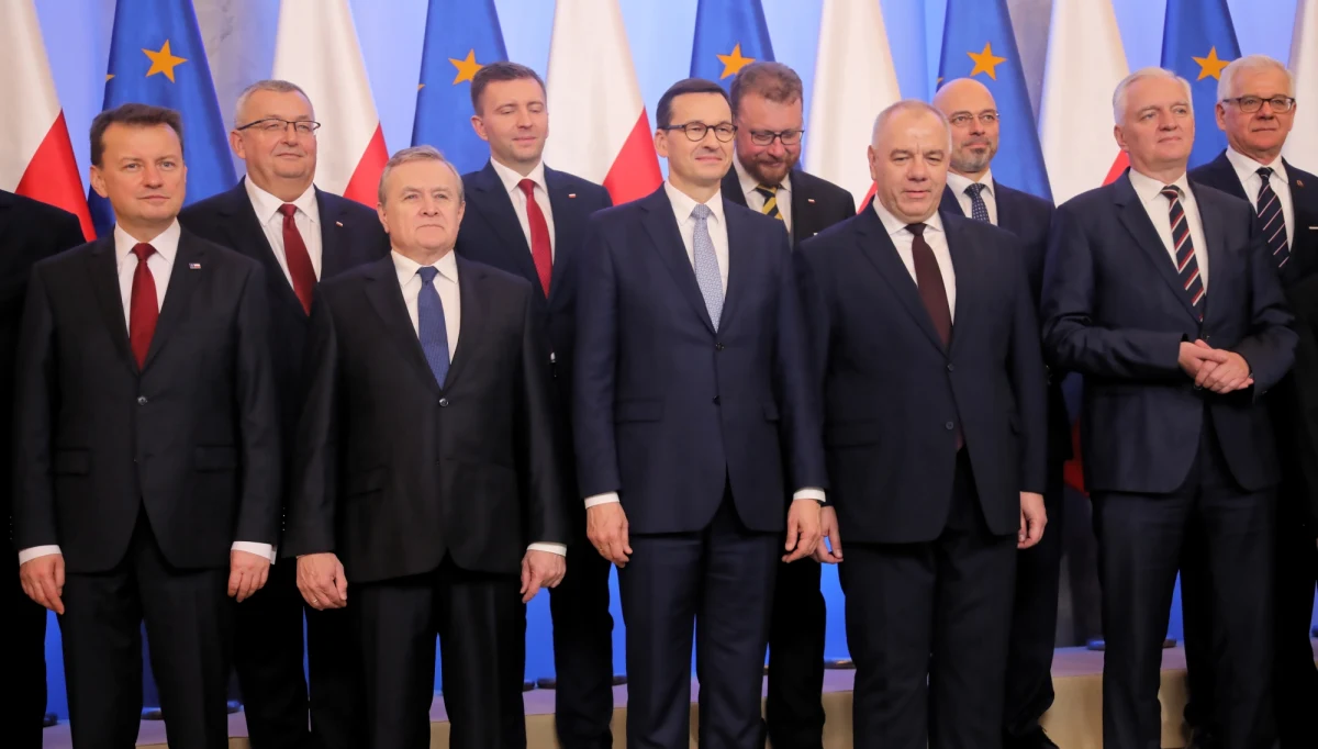 Kiedy dwa lata temu premier Morawiecki zapowiedział poważną redukcję stanowisk wiceministrów, jego rząd liczył ponad 120 osób. Likwidacji miało ulec 20-25 proc. stanowisk wiceministrów, których było już ponad 100. Nowy rząd Morawieckiego stopniowo się jednak odradza - już dziś liczy 112 członków, a ich liczba musi jeszcze wzrosnąć.