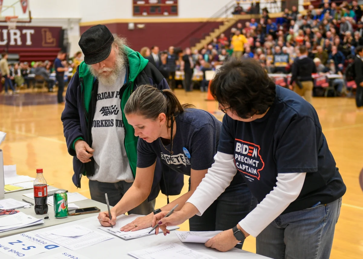 Problemy techniczne Partii Demokratycznej przy liczeniu głosów w prawyborach w stanie Iowa. Głosy liczone są ręcznie - są bowiem kłopoty z systemem komputerowym. Ok. godz. 6 rano polskiego czasu udało się poprawnie zliczyć tylko 25 proc. głosów. 