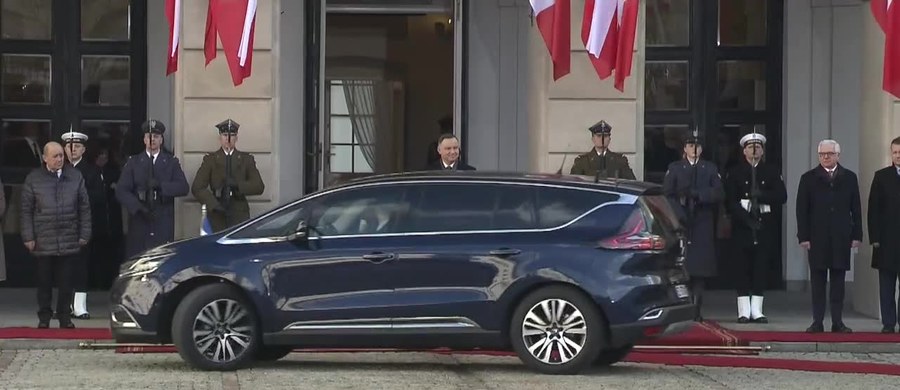 Opancerzony Renault Espace, którym prezydent Francji Emmanule Macron przyjechał do prezydenta Dudy, odmówił posłuszeństwa – nieoficjalnie dowiedział się dziennik.pl. Spotkanie w Pałacu Prezydenckim było pierwszym punktem wizyty Macrona w Polsce. Prezydent Francji rozmawiał także z marszałek Sejmu Elżbietą Witek i marszałkiem Senatu Tomaszem Grodzkim. Dziś wygłosi przemówienie na Uniwersytecie Jagiellońskim w Krakowie.