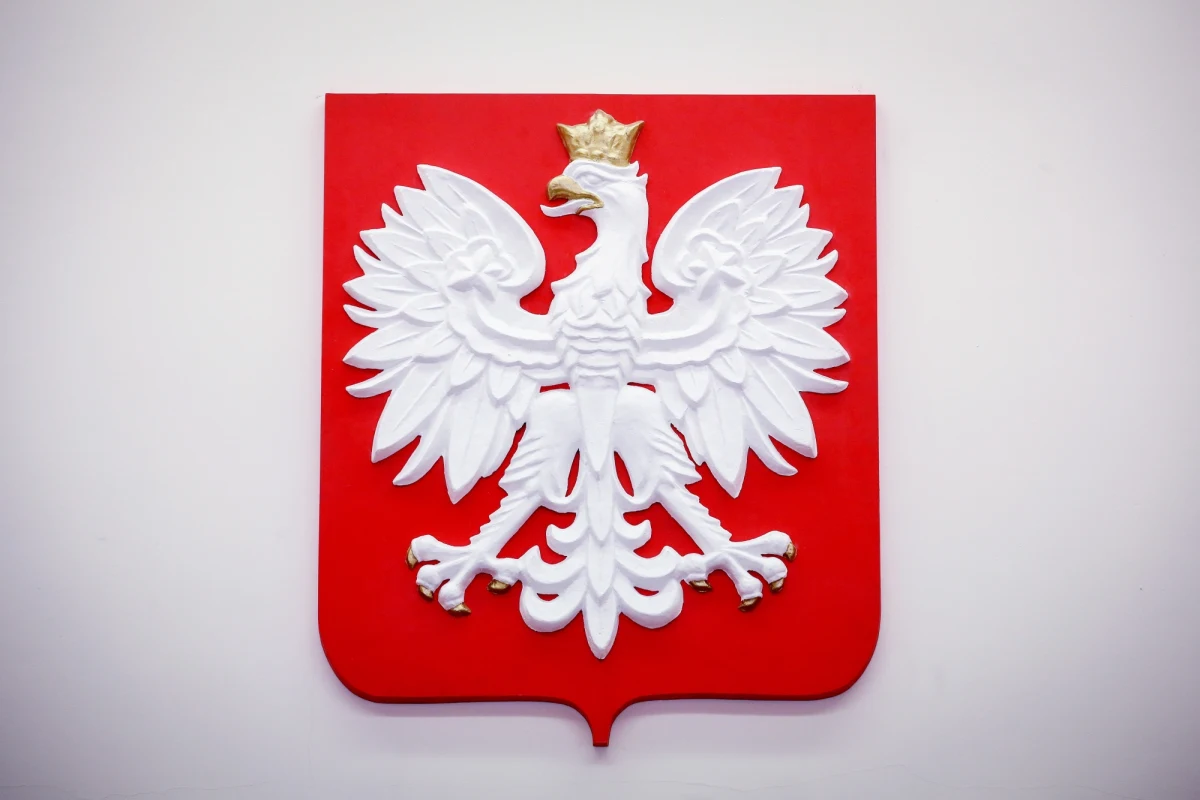 Resort kultury po wyborach prezydenckich w maju pokaże projekt liftingu symboli państwowych - pisze „Rzeczpospolita”. Gazeta podkreśla, że heraldycy zabiegali o to, by w herbie pojawił się krzyż.