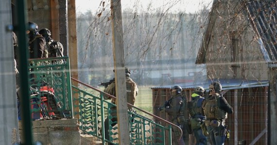 Mężczyznę poszukiwanego przez 4 lata listem gończym zatrzymali stołeczni policjanci. W akcji w powiecie płockim na Mazowszu udział wzięli funkcjonariusze z wydziału kontrterrorystycznego. 