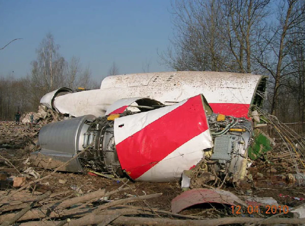 "Oczekiwałbym, żeby obchody 10. rocznicy katastrofy smoleńskiej miały szczególny charakter, różniły się od corocznych obchodów" - mówił wicepremier Jacek Sasin, gość Porannej rozmowy w RMF FM. Jego zdaniem, "takim elementem mogłaby być uroczystość w Smoleńsku". "To zależy nie tylko od nas, ale też nastawienia strony rosyjskiej" - dodał. W sobotę Andrzej Dera mówił w RMF FM, że prezydent Duda "nie jest zwolennikiem wyjazdu do Rosji".