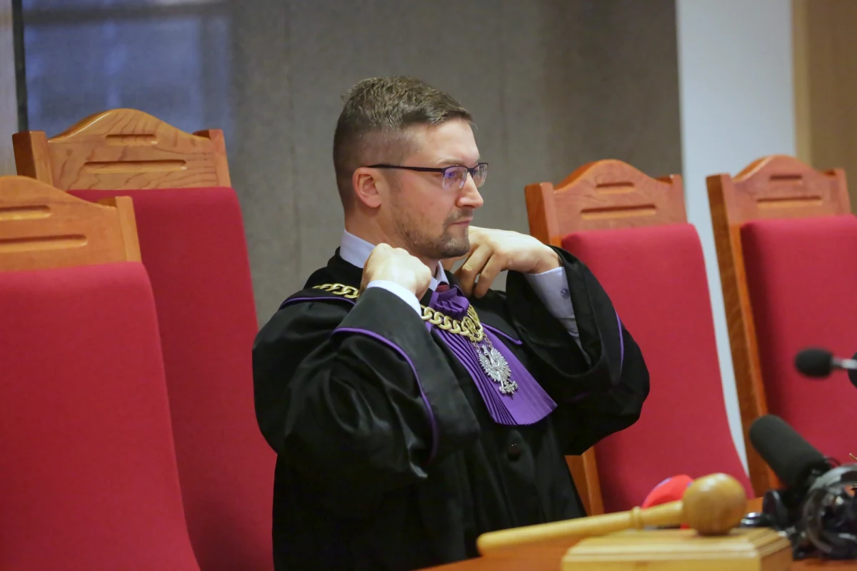 Izba Dyscyplinarna Sądu Najwyższego, orzekając w II instancji, zawiesiła w czynnościach olsztyńskiego sędziego Pawła Juszczyszyna. Jednocześnie obniżyła o 40 proc. jego wynagrodzenie na czas trwania tego zawieszenia. Zastępca rzecznika dyscyplinarnego sędziów Przemysław Radzik nazwał sędziego Juszczyszyna "celebrytą, który wypowiada wojnę swojemu państwu". Sędzia z Olsztyna, rozpatrując przed miesiącem apelację w sprawie cywilnej, uznał za konieczne rozstrzygnięcie, czy sędzia nominowany przez obecną KRS był uprawniony do orzekania w pierwszej instancji. W wydanym postanowieniu nakazał Kancelarii Sejmu przedstawienie m.in. list poparcia kandydatów do Krajowej Rady Sądownictwa. 