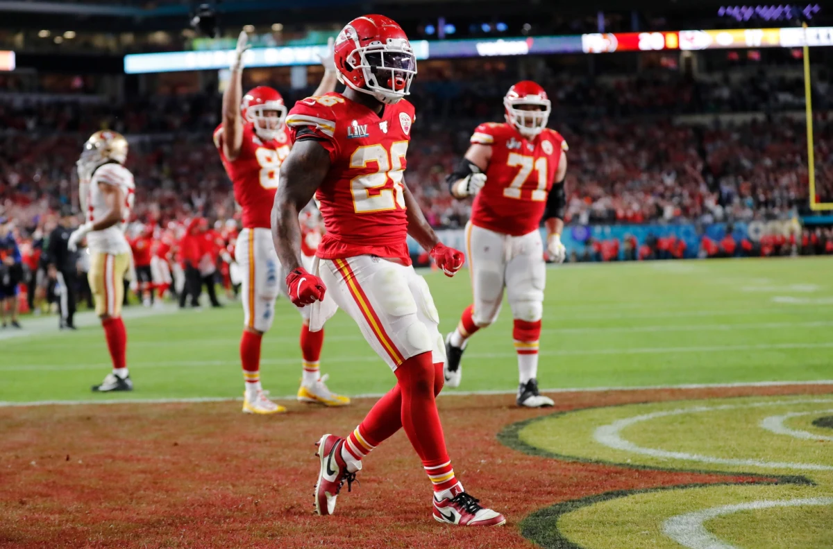 Po czterech latach spadku odnotowano w USA wzrost liczby widzów finału ligi futbolu amerykańskiego - Super Bowl. Spotkanie Kansas City Chiefs z San Francisco 49ers (31:20) w Miami obejrzało na różnych platformach telewizji Fox 102 mln Amerykanów.