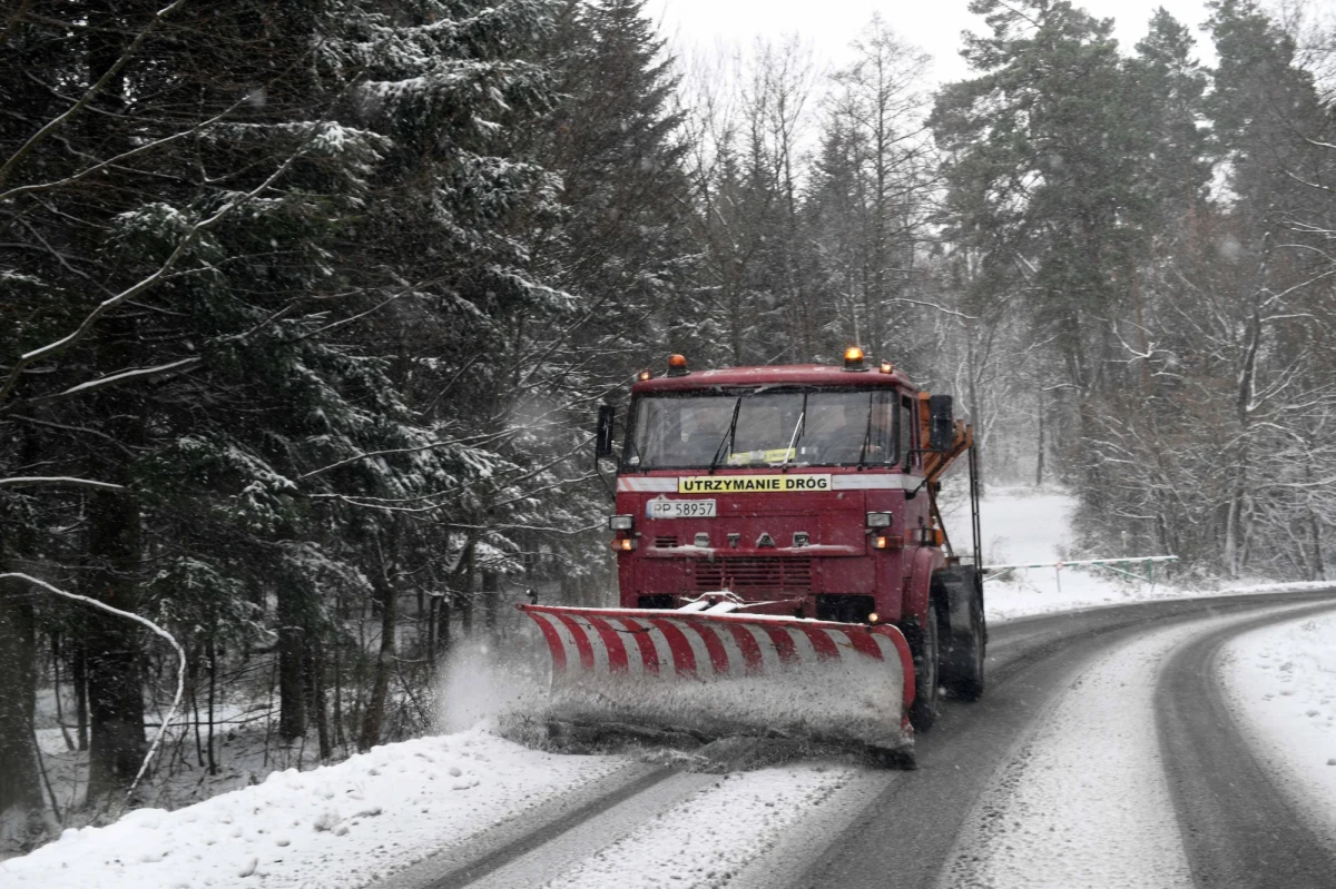 Synoptycy ostrzegają przed dużymi opadami śniegu na południu kraju oraz wiatrem, który może powodować zawieje i zamiecie śnieżne. W Tatrach może spaść nawet pół metra śniegu. Na górskich drogach Dolnego Śląską już jeździ się fatalnie. U naszych południowych sąsiadów z powodu śnieżycy nieprzejezdna jest popularna wśród polskich turystów droga przez przełęcz Huty, którą wielu naszych rodaków jeździ na baseny termalne koło Liptowskiego Mikulasza i na trasy narciarskie w Jasnej. 