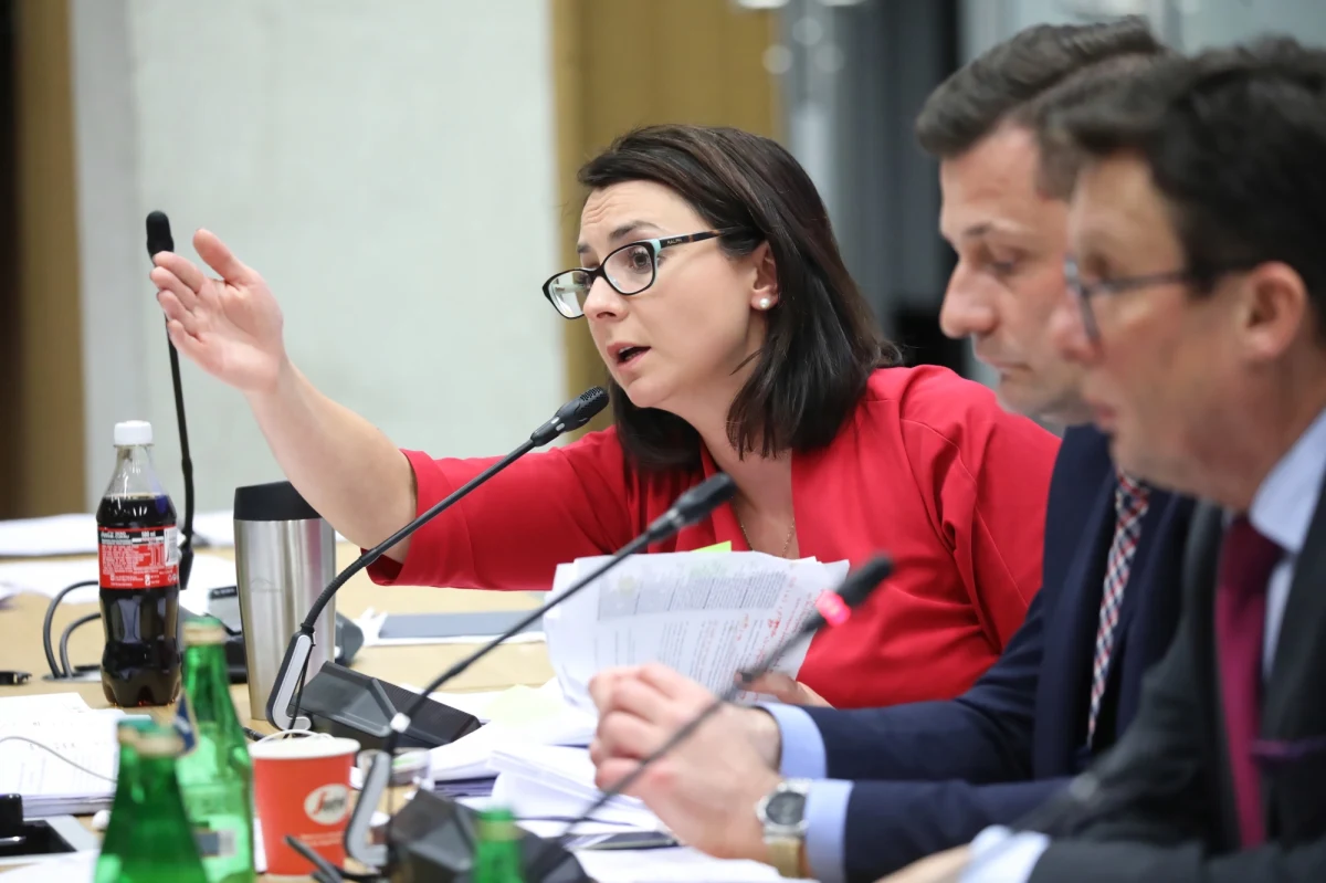 Orzeczenie Izby Dyscyplinarnej SN, która zawiesiła w czynnościach sędziego Pawła Juszczyszyna jest niczym innym, jak prześladowaniem politycznym sędziego, który twardo stoi na gruncie prawa - uważa posłanka KO Kamila Gasiuk-Pihowicz. Izba Dyscyplinarna Sądu Najwyższego orzekając w II instancji zawiesiła we wtorek w czynnościach olsztyńskiego sędziego Pawła Juszczyszyna oraz obniżyła o 40 proc. jego wynagrodzenie na czas trwania tego zawieszenia.